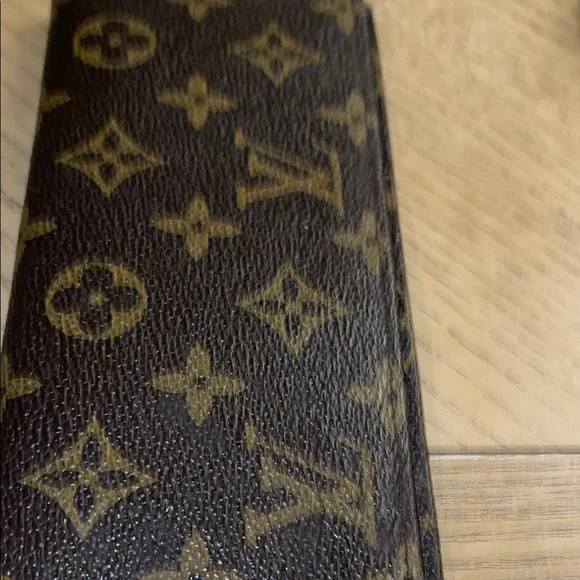 Louis Vuitton Brown checkbook holder with Iconic Monogram Design - Picture 3 of 3